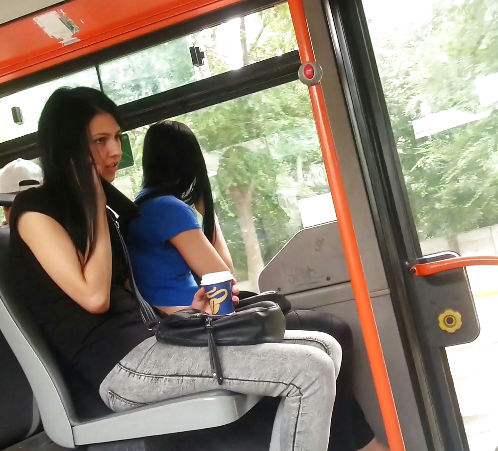 Espía viejo + joven en tranvía y autobús rumano
 #33500750