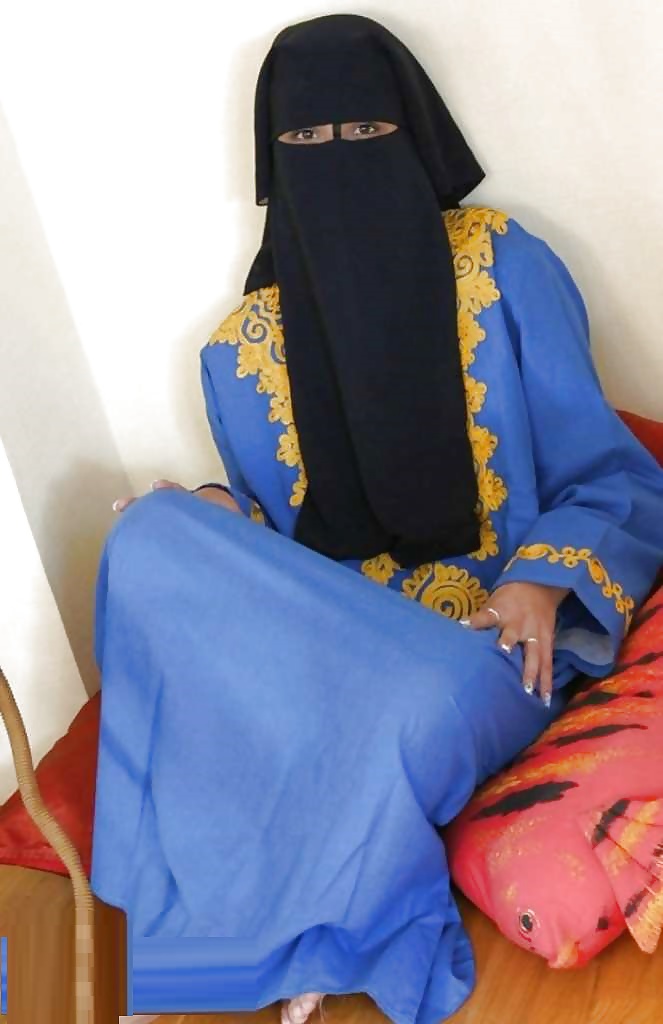 ベールをかぶった美しいアラブ人女性
 #40724276
