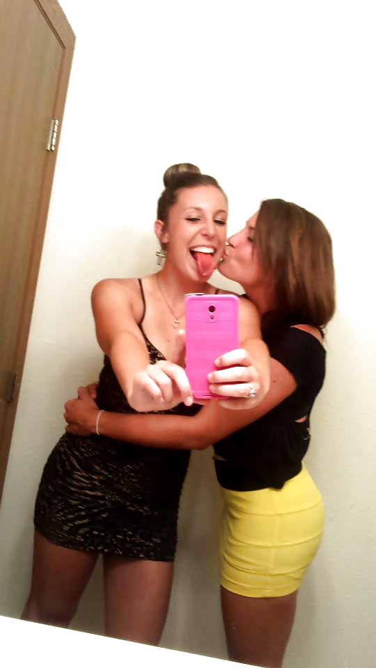 Amateur girls sticking out tongues #25462667