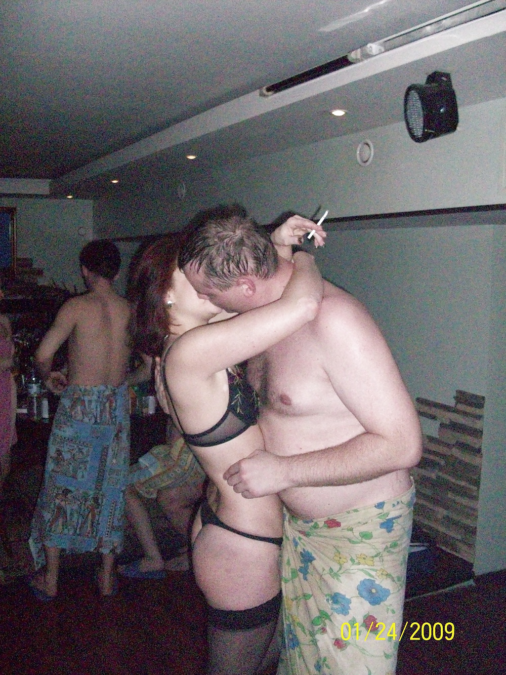 Due ragazze rus e ragazzo lampeggiante nudo
 #25902519