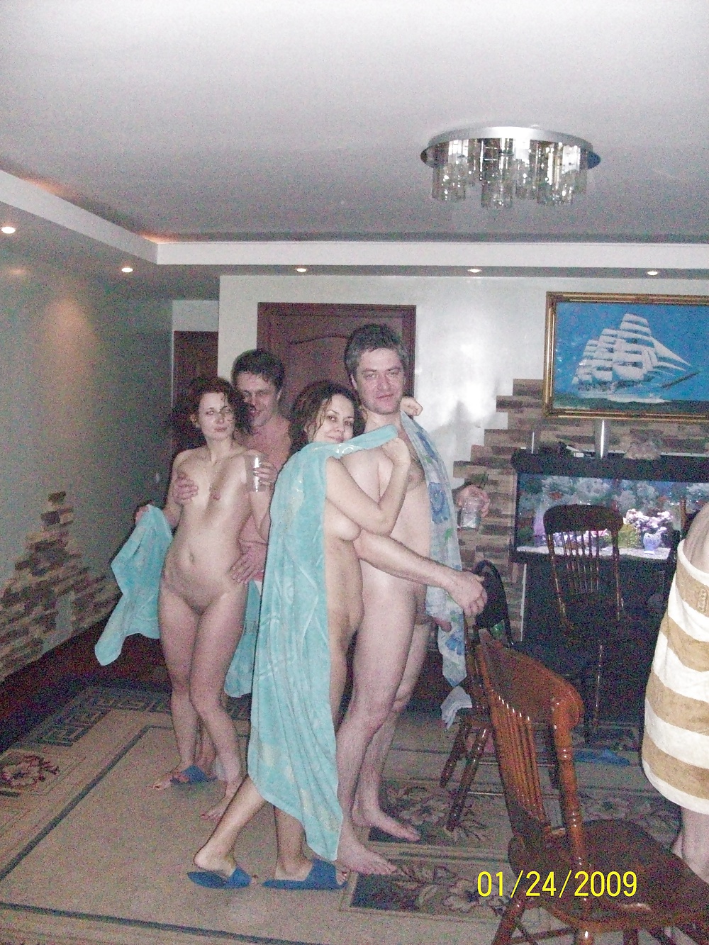 Due ragazze rus e ragazzo lampeggiante nudo
 #25902568