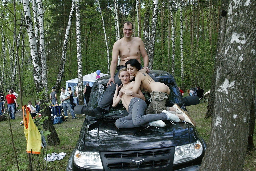 Due ragazze rus e ragazzo lampeggiante nudo
 #25902854