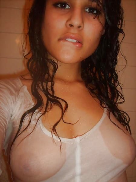 濡れたTシャツ アマチュアティーンの女の子のおっぱい セクシーなシャワー
 #28573393