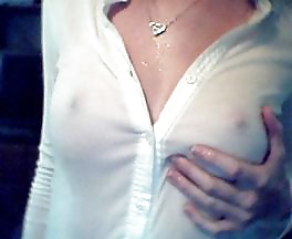 濡れたTシャツ アマチュアティーンの女の子のおっぱい セクシーなシャワー
 #28573407