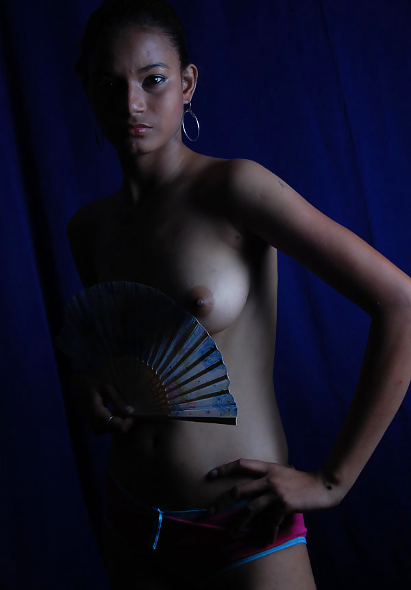 Desi modelo indio desnudo mostrando tetas bajo saree pallu
 #39107777