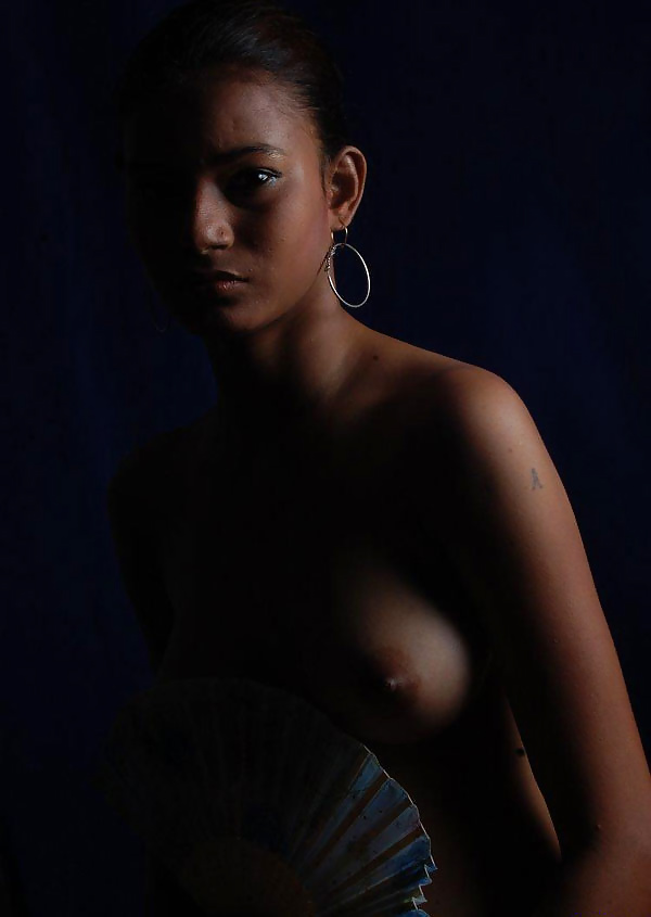 Desi Indian Nude Model Showing Boobs Under Saree Pallu #39107825