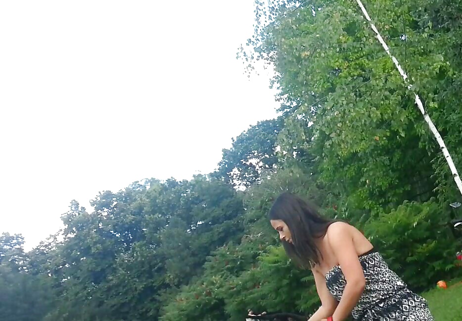 Espía chica sexy en la hierba rumana
 #27324841