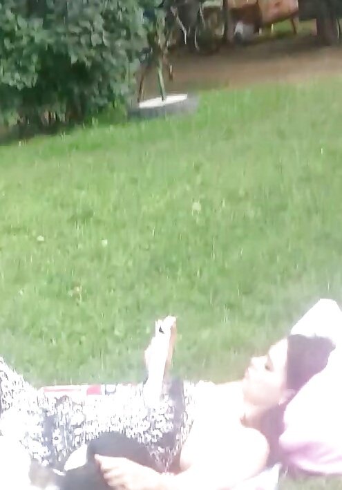 Spion Sexy Mädchen Im Gras Rumänisch #27324870