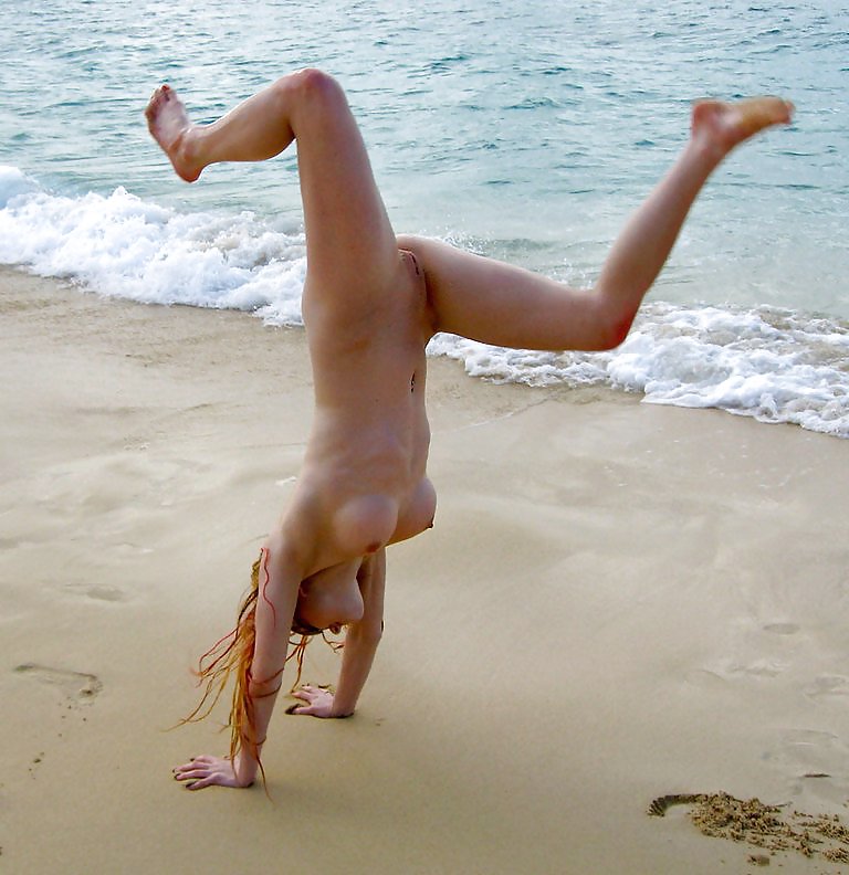 浜辺で裸のティーンエイジャーと女性たち
 #23087378