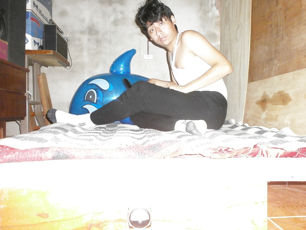 Yashaii Moran and inflatable dolphin (Yashaii Moran and inflatable dolphin)
 #35752706