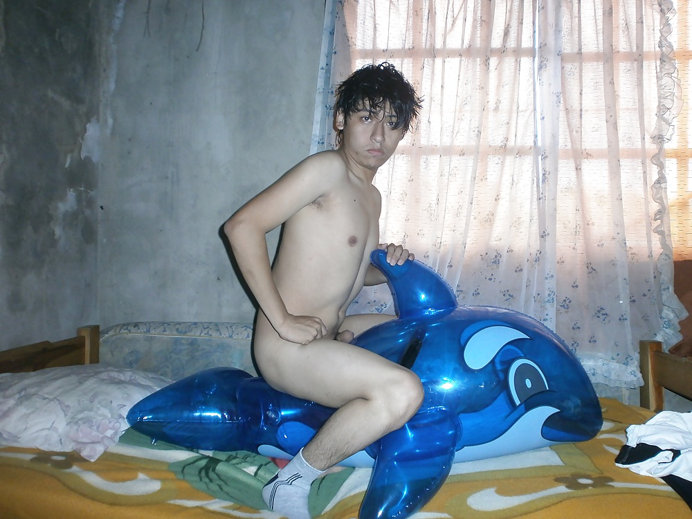 Yashaii Moran and inflatable dolphin (Yashaii Moran and inflatable dolphin)
 #35752717