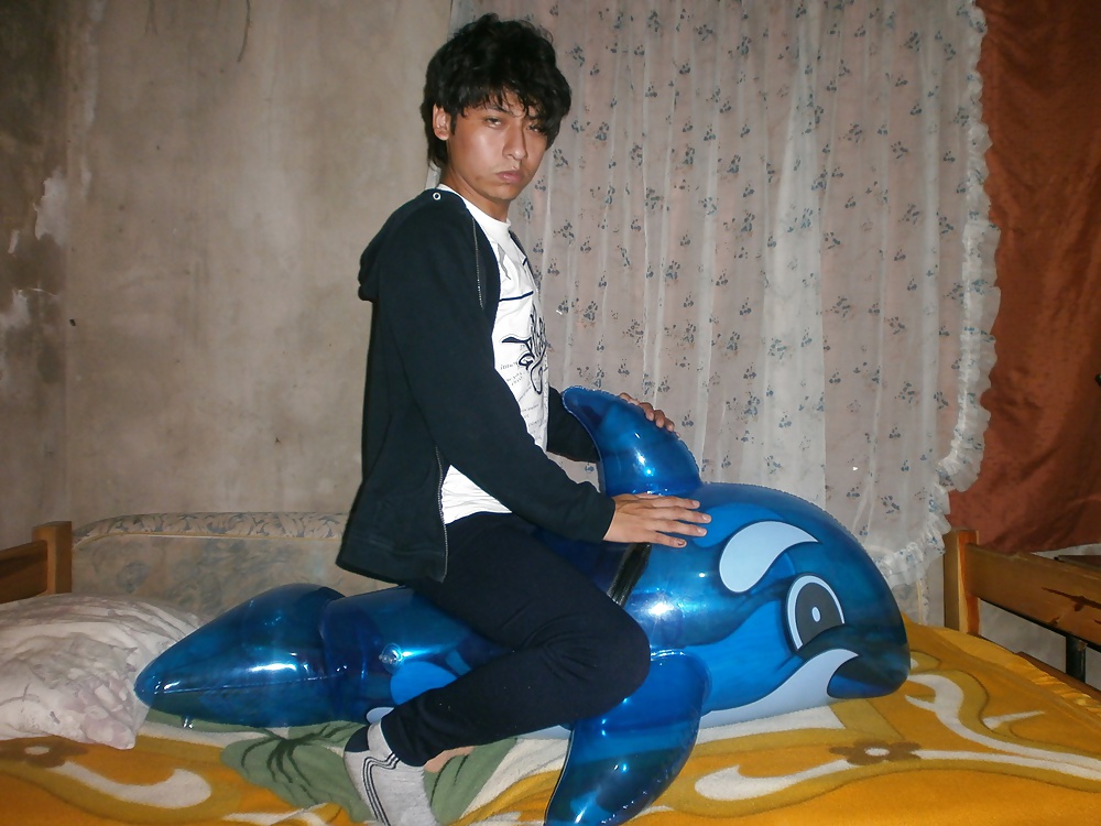 Yashaii Moran and inflatable dolphin (Yashaii Moran and inflatable dolphin)
 #35752721