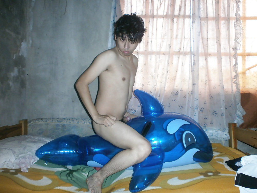 Yashaii Moran and inflatable dolphin (Yashaii Moran and inflatable dolphin)
 #35752725