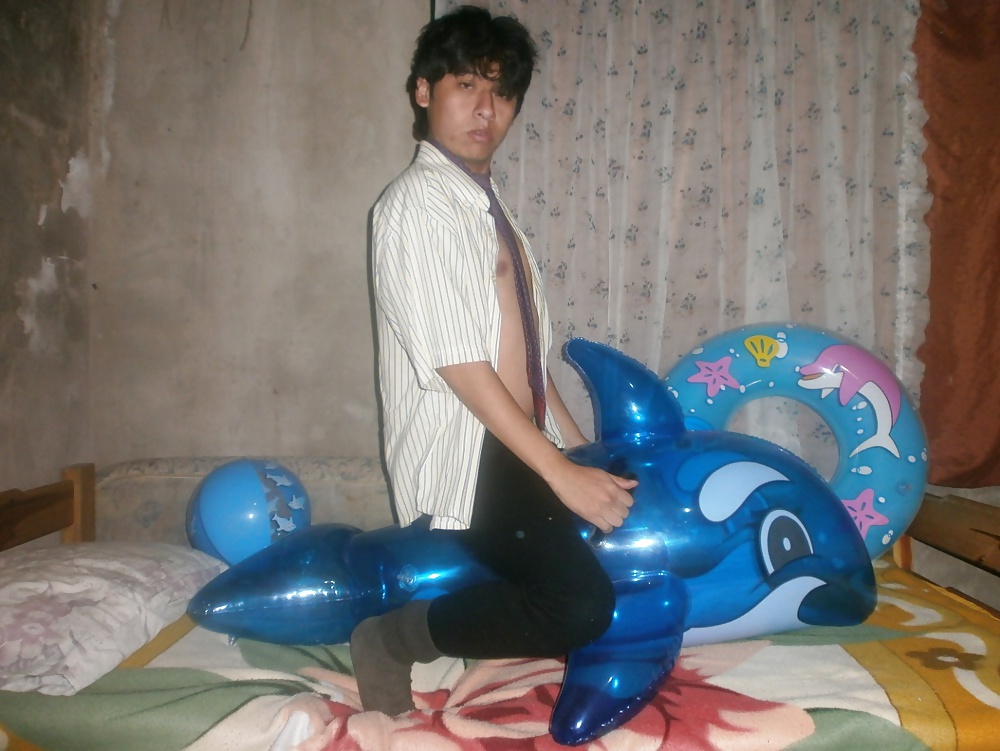 Yashaii Moran and inflatable dolphin (Yashaii Moran and inflatable dolphin)
 #35752737