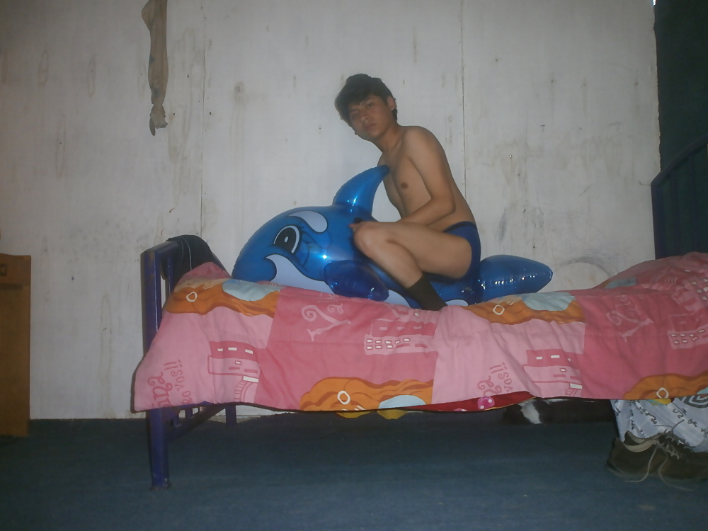 Yashaii Moran and inflatable dolphin (Yashaii Moran and inflatable dolphin)
 #35752770