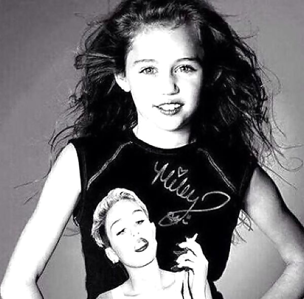 Miley Mit Einem älteren Jetzt Miley Auf Ihrem T-Shirt #30980408