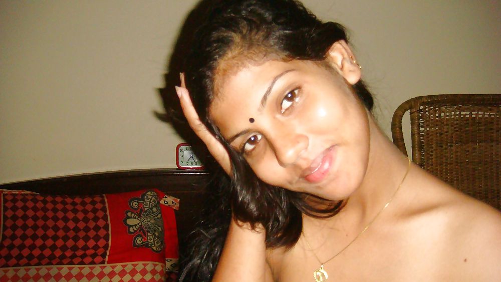 Una ex fidanzata indiana sotto la doccia
 #36003688