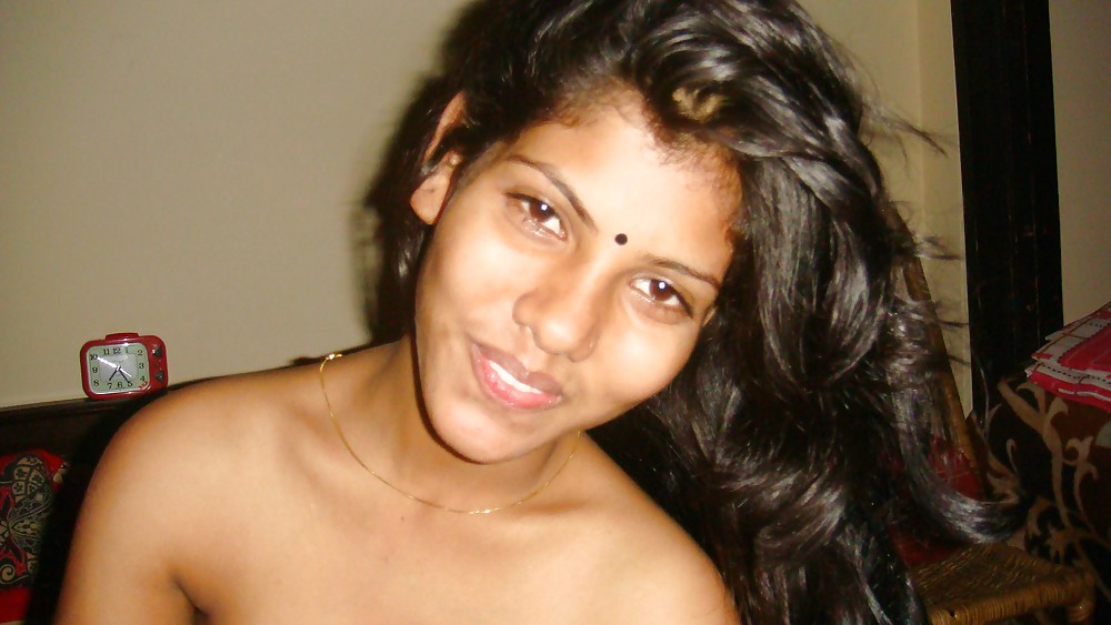 Una ex fidanzata indiana sotto la doccia
 #36003692