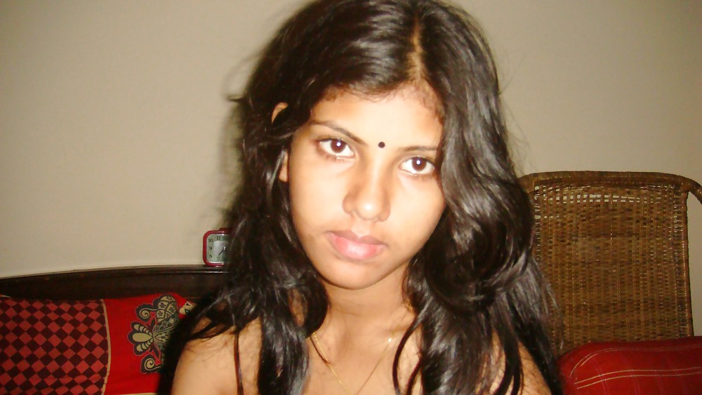 Una ex fidanzata indiana sotto la doccia
 #36003802