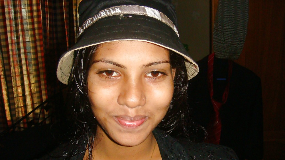 Una ex fidanzata indiana sotto la doccia
 #36003806