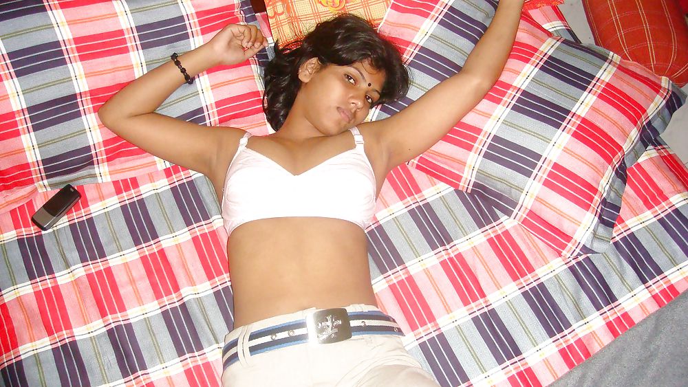 Una ex fidanzata indiana sotto la doccia
 #36003811