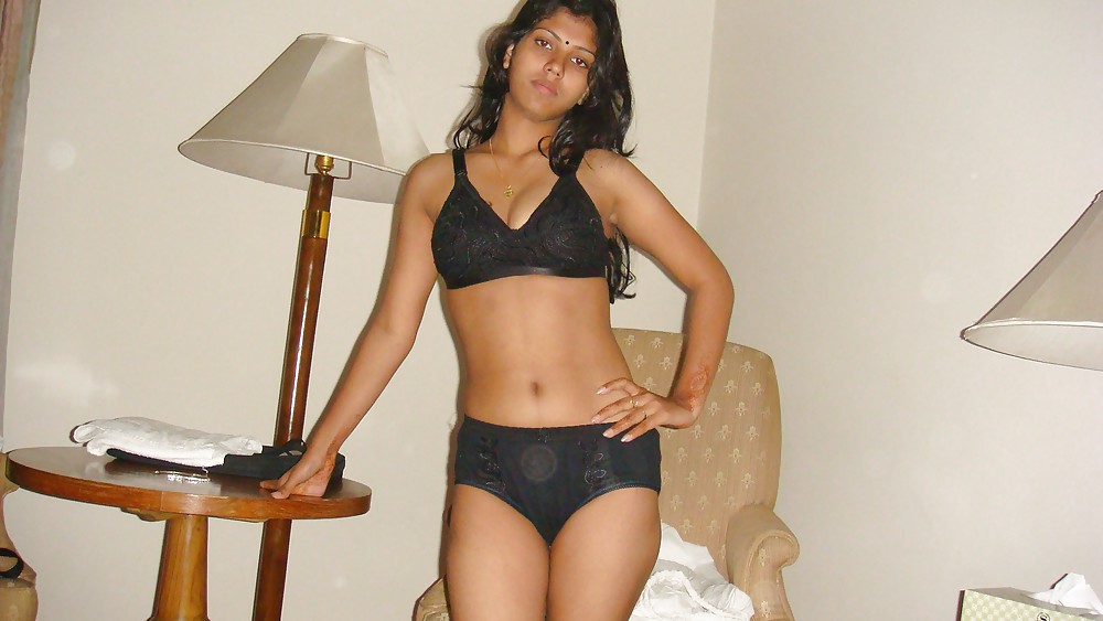 Una ex fidanzata indiana sotto la doccia
 #36003818