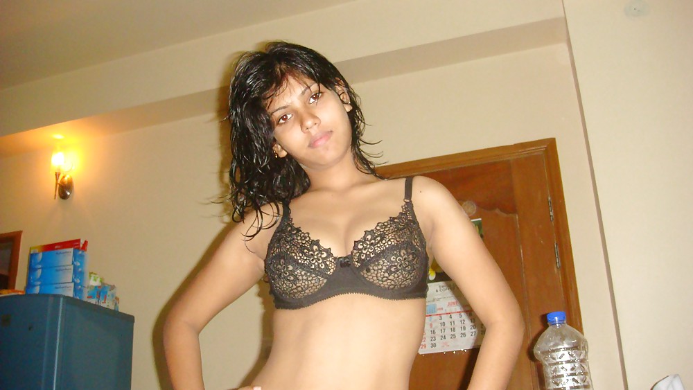 Una ex fidanzata indiana sotto la doccia
 #36003821