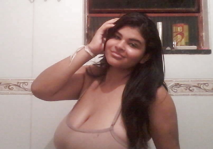 Chica brasileña con grandes tetas
 #34029520