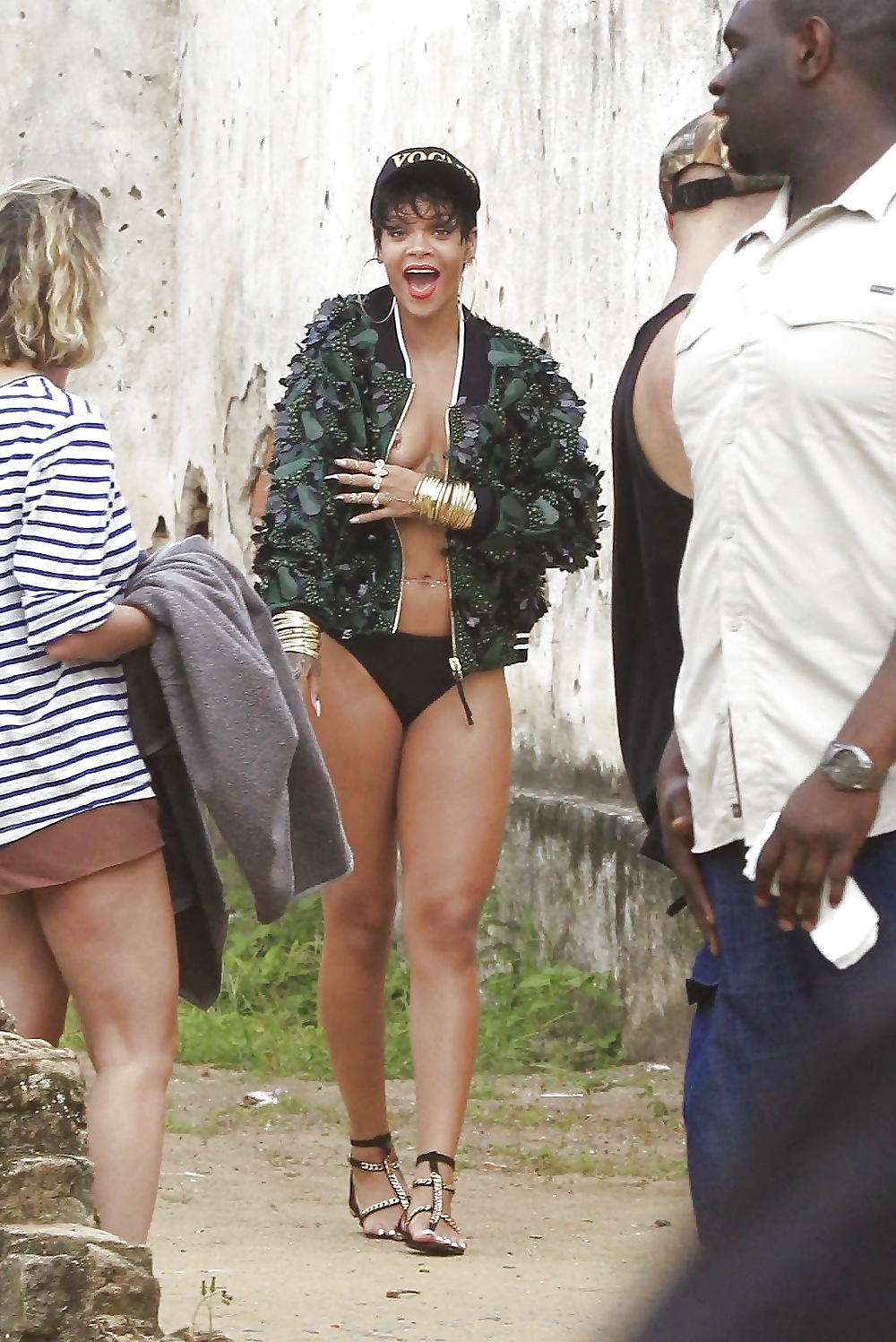 Rihanna cameltoe - praticamente completo nudo
 #23847868