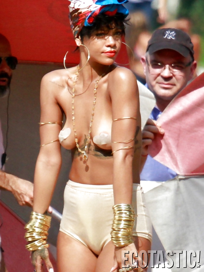 Rihanna cameltoe - praticamente completo nudo
 #23847921