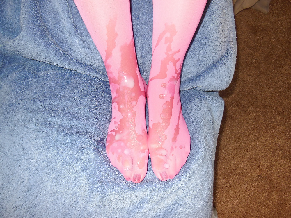 ピンクのストッキングの足にザーメン
 #39272535