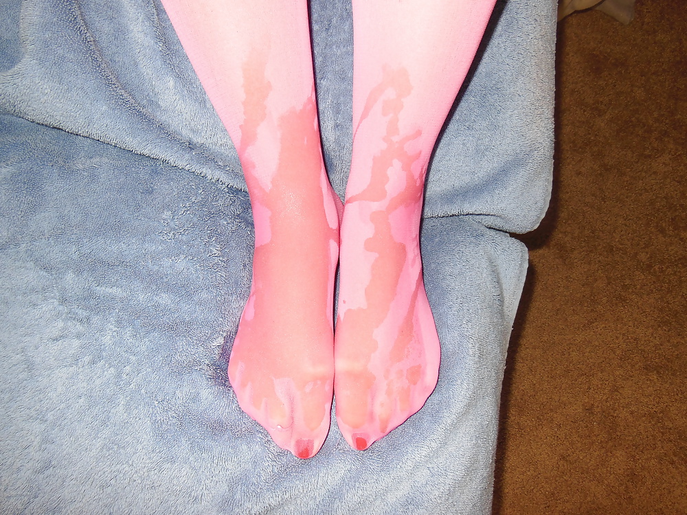 ピンクのストッキングの足にザーメン
 #39272702
