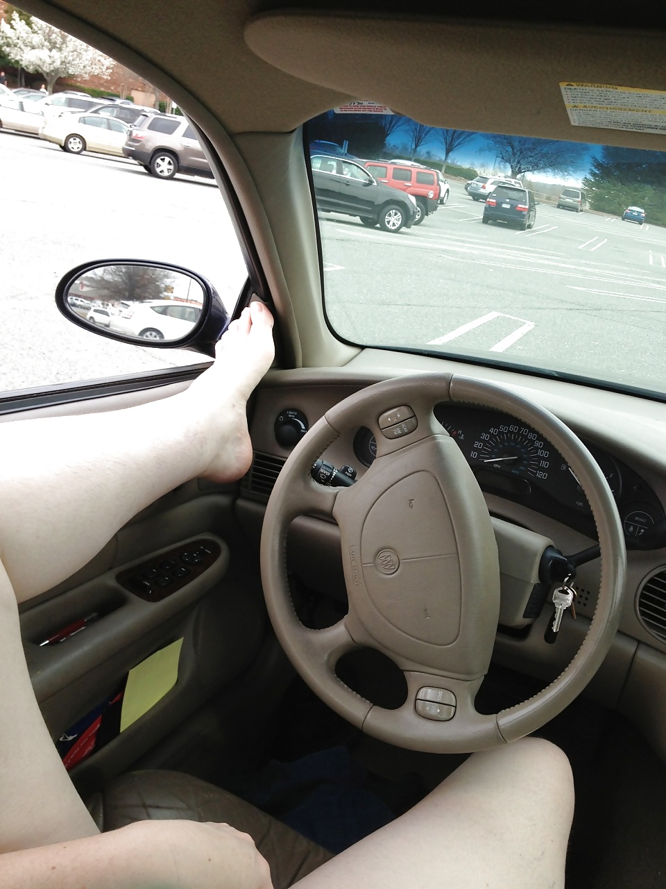 Medio desnudo y jugando en el coche en el estacionamiento del centro comercial
 #28349106