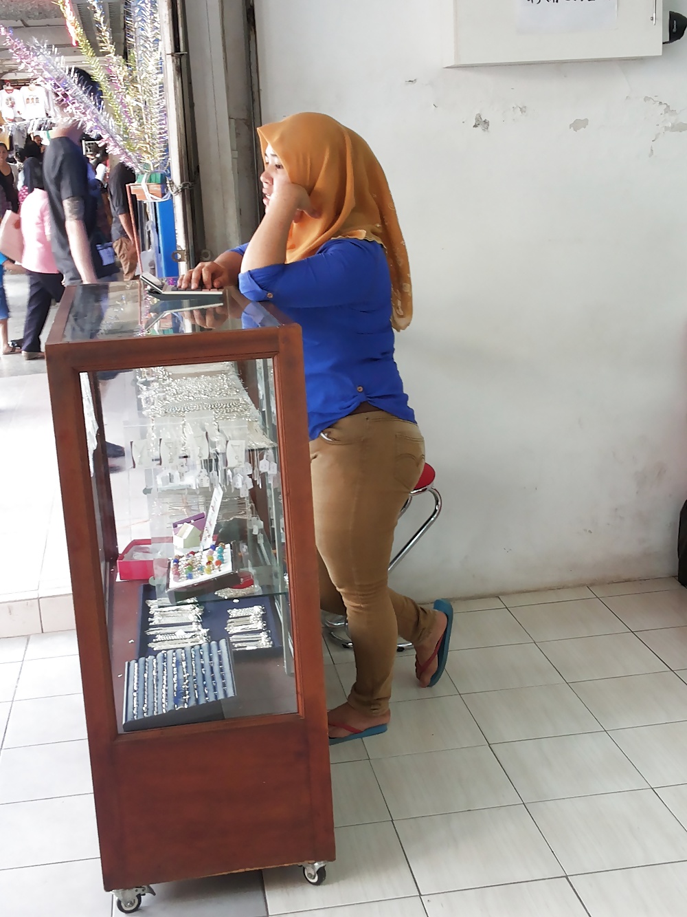 écharpe Hijab Malaisienne Avec Des Pantalons Serrés #39915014