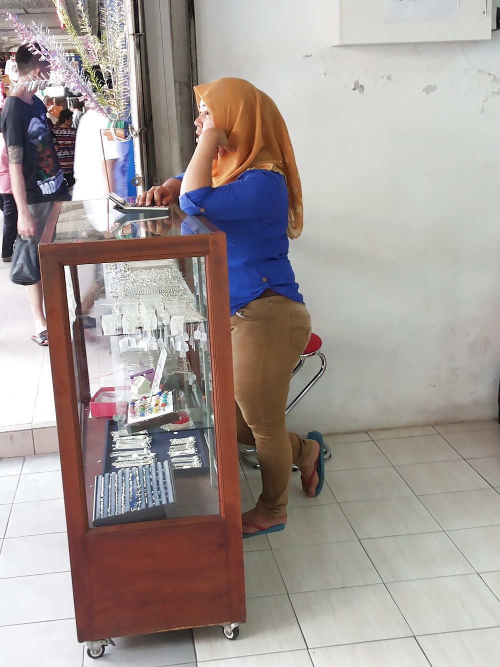 écharpe Hijab Malaisienne Avec Des Pantalons Serrés #39915024