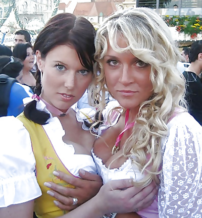 Ragazze amatoriali in dirndl
 #27488277