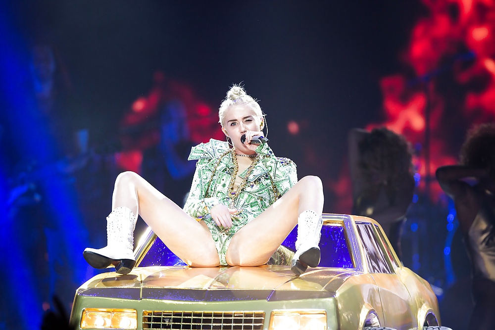 Miley Cyrus - Cette Salope A Besoin D'un Dur Fuck !!! #28250486