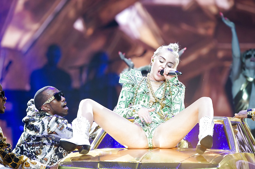 Miley cyrus - questa sporca troia ha bisogno di una scopata dura !!!
 #28250493
