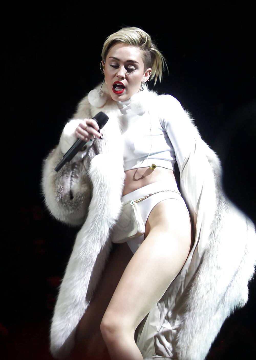 Miley Cyrus - This Slut needs a hard Fuck #25827076