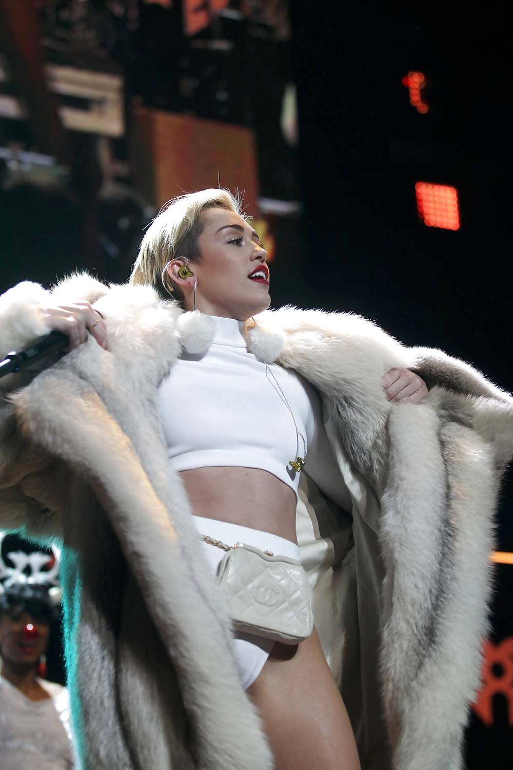 Miley Cyrus - Diese Schlampe Braucht Einen Harten Fick #25827081