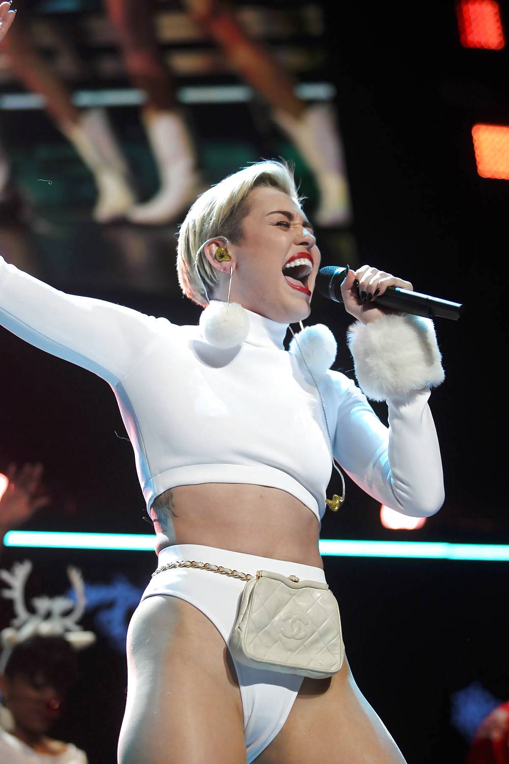 Miley Cyrus - Diese Schlampe Braucht Einen Harten Fick #25827116