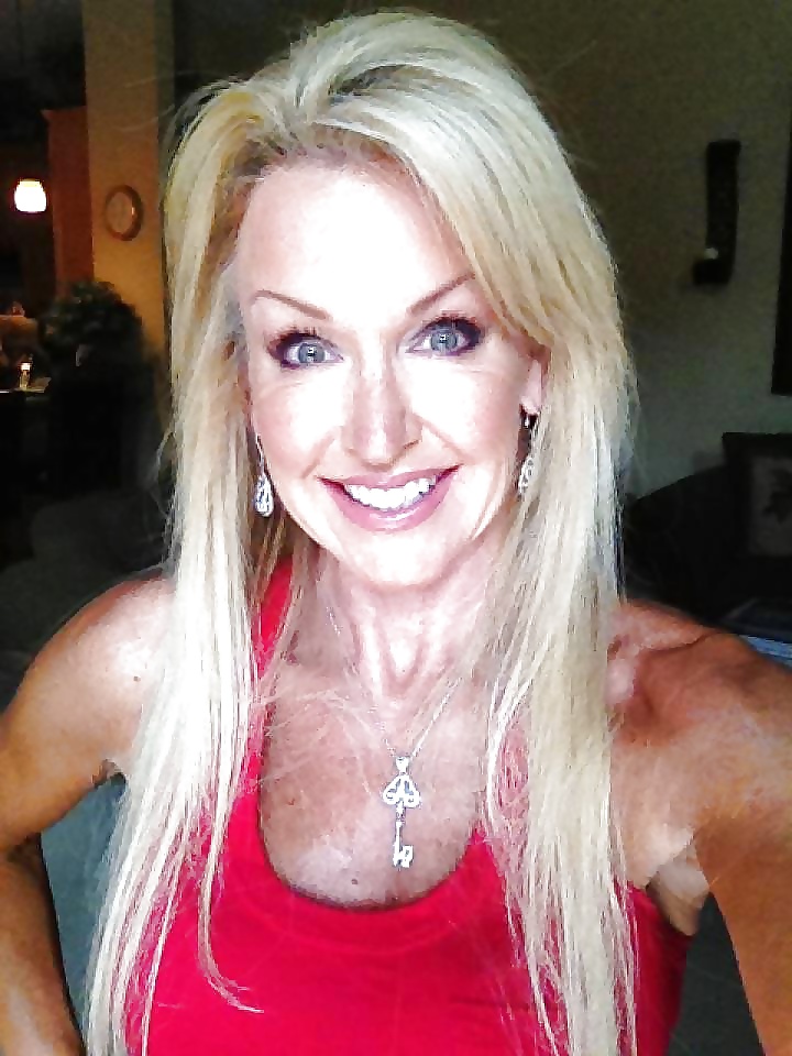 探検する妻
 #26393257