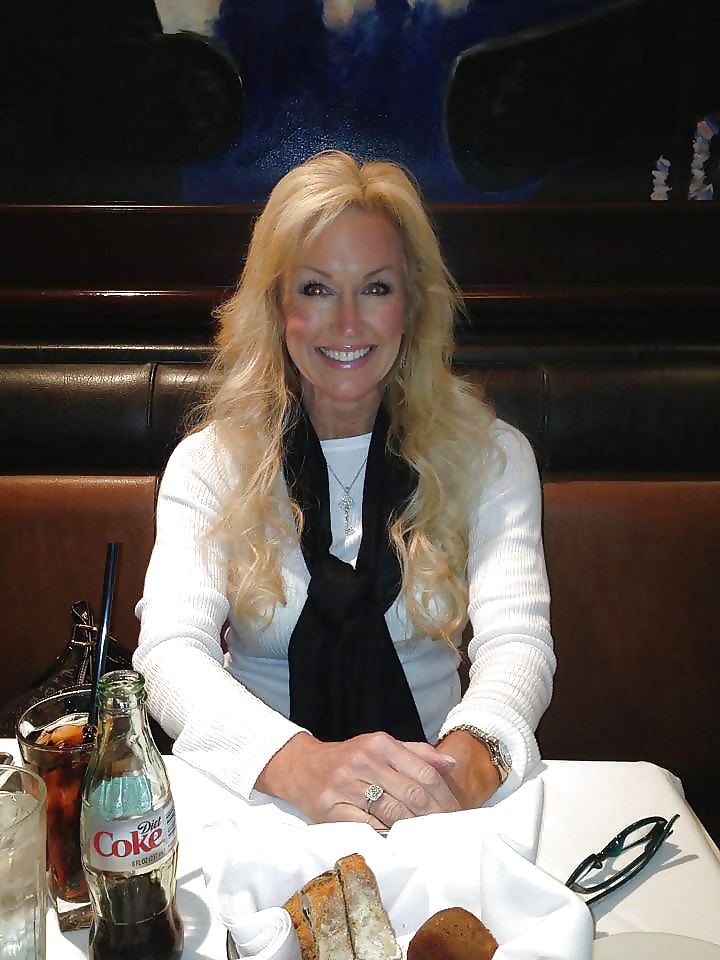 探検する妻
 #26393269