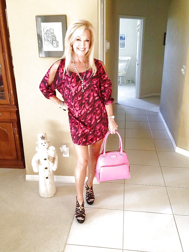 探検する妻
 #26393277