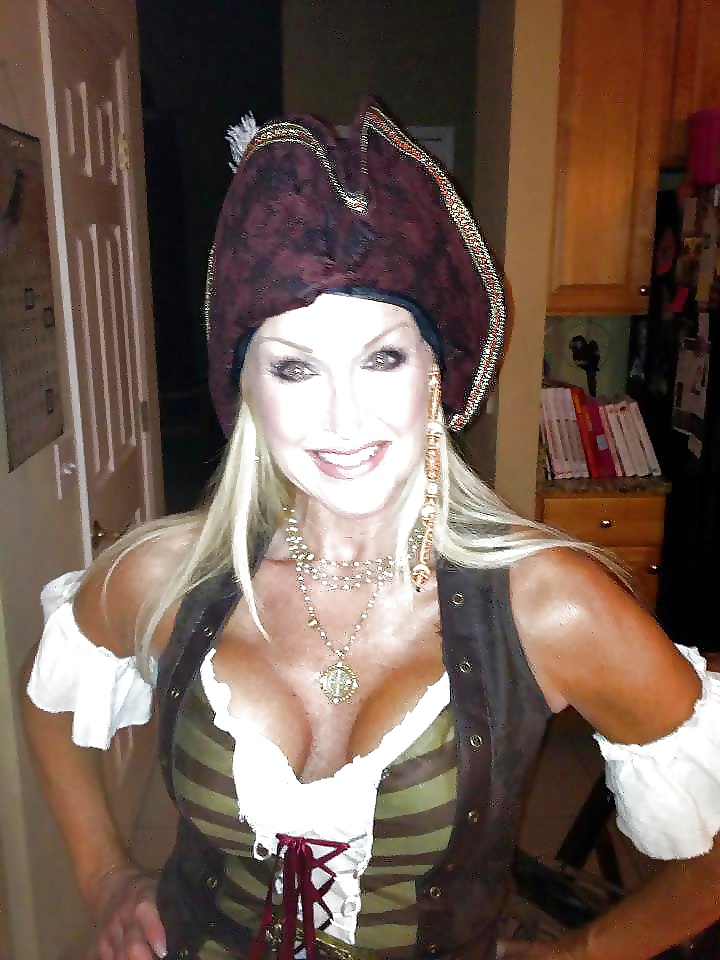 探検する妻
 #26393323