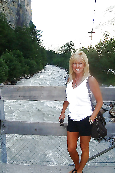 探検する妻
 #26393334