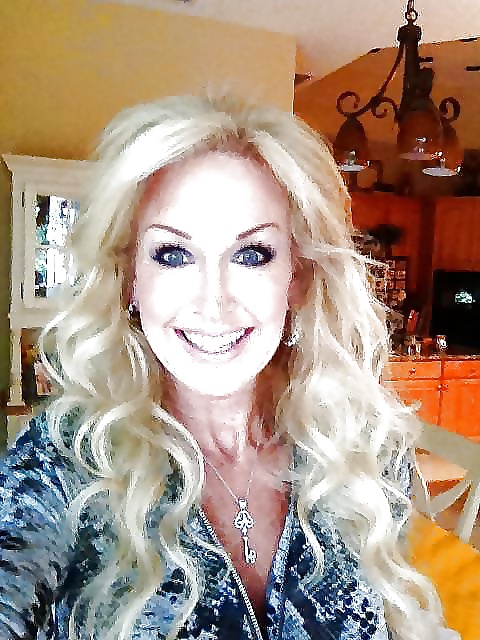 探検する妻
 #26393342