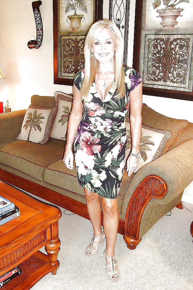 探検する妻
 #26393369