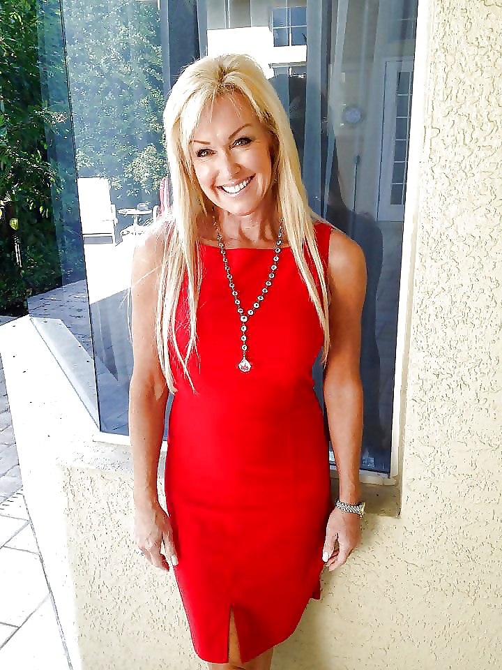 探検する妻
 #26393394