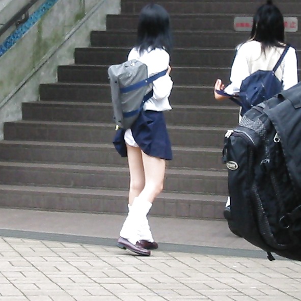 日本の女の子が11人のスカートをめくる
 #25462062